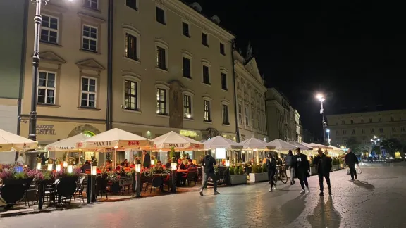 Comensales disfrutan de una cena en la ciudad de Cracovia, Polonia. Foto: Malgorzata Zachraj